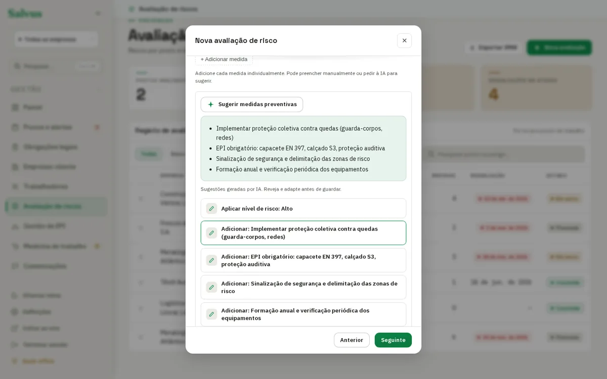 Sugestões de IA aplicáveis com um clique numa avaliação de risco no Salvus